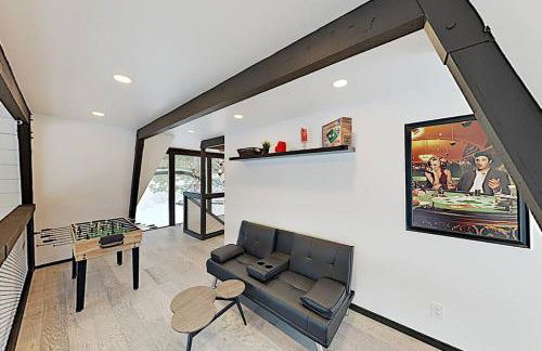 Modern Gambrel Cabin Near Ski Resorts - Photo 13