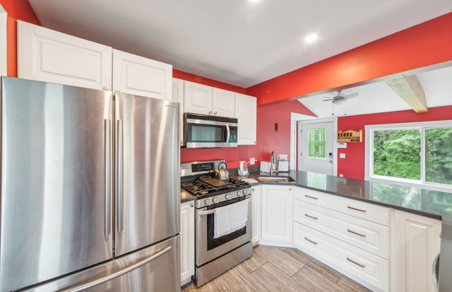 Stowe Retreat Mountain Views & Fenced Backyard by RedAwning - Foto 15