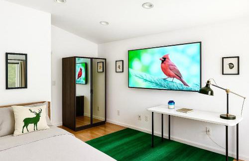 Enchanting Gated Hollywood Hills Oasis with Tranquil Treet-Top Views, Outdoor Living Room and Patios, Magical Zen Garden, Plus Bonus Romantic Guest House and Free Garage in LA's Most Desirable Central Serene Area, Sleeps 8-10 - Foto 38