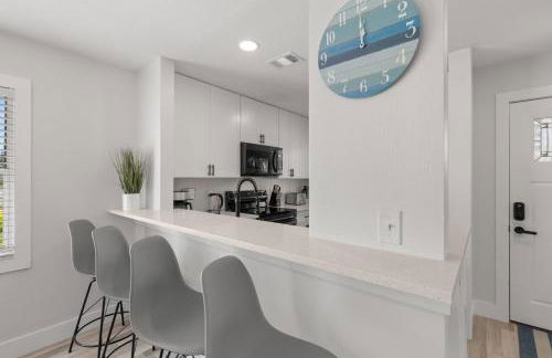 Relaxing 2BR Florida Home Close to Beach - Photo 30