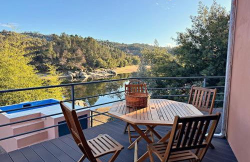 Riverfront House with Private Deck & Nature Views - Foto 1