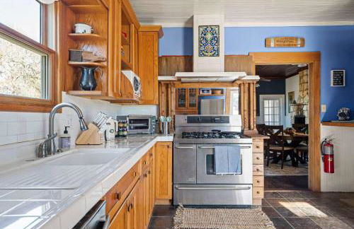 Kingsby Farmhouse - 1BR with 2 Queens & Mountain Views - Photo 9