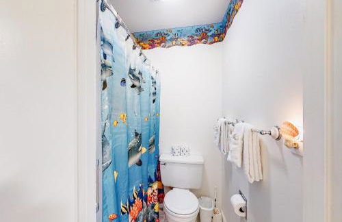 Cozy Coastal Condo Steps from the Beach with Deck Views - Foto 18