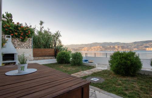 A White Cliffside Studio - Photo 25