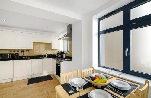 Modern 2-Bedroom, 2-Bathroom Apartment with Balcony in Hoxton Sleeps 6 - Foto 6