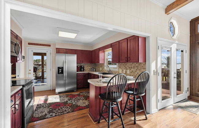 Bear Creek Lodge by Avantstay Lakefront + Dock - Photo 15