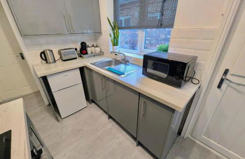 The Heritage Hideaway - King bed, Free parking, Walk to c-centre & Hospital - Foto 13