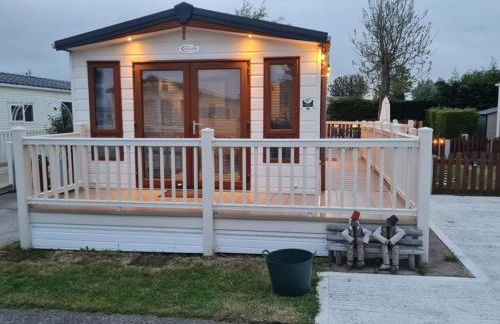 2 Bed Lodge Style Caravan with Hot Tub & Private Garden at Patrington Haven Leisure Park - Foto 17