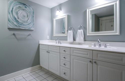 Gorgeous Overlooks The Courtyard in Classic Coastal Style Waterscape C400 - Foto 34