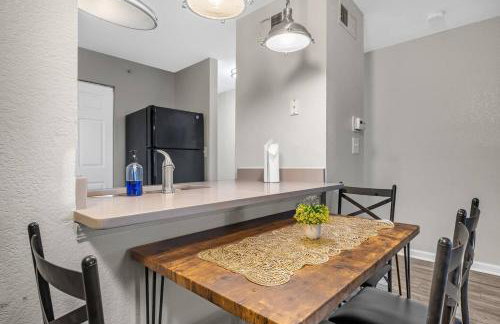 Stylish 2BR in Downtown, Pool Gym, near Airport - Foto 12