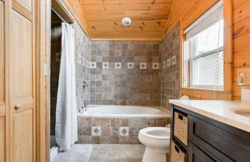 Romantic Chalet w/ Hot Tub close to Roan Mountain - Foto 13