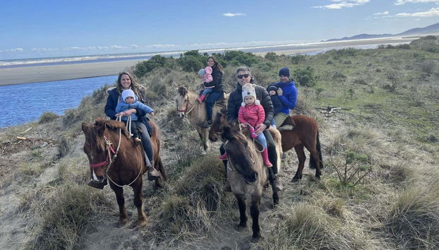 Posando para foto com os cavalos
