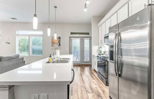 Cozy 2BR Suite Close to Downtown w Fast Wifi - Foto 4