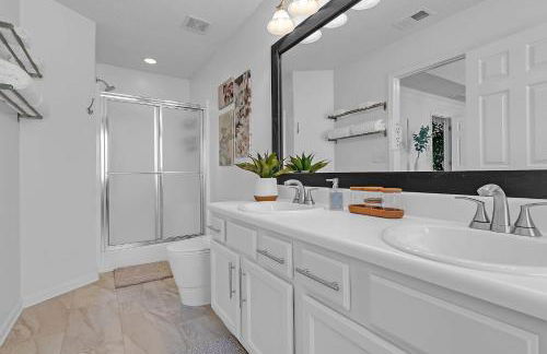 Modern 6BR Haven with Playroom, Gym & Deck! home - Photo 19