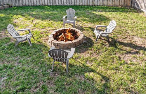 Elegant Escape-Fenced Yard BBQ & Cozy Fire Pit - Foto 40