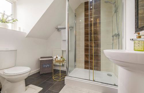 Casa Lana - Spacious and Stylish 4-Bed Home Near Gatwick with Free Parking - Foto 24