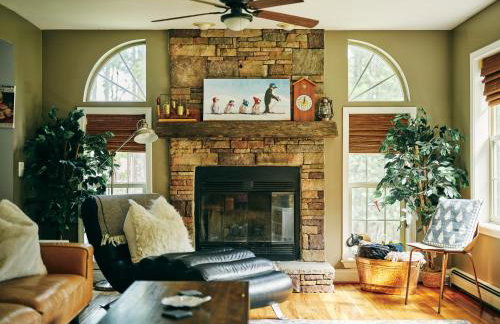 Bear House Catskills Cabin- Private Pool, Pond, Hot Tub, Dog-Friendly Sleeps 9 Adults - Foto 23