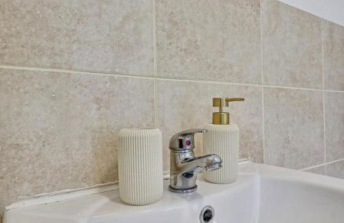 Large 5-Bedroom Home, Perfect for Long Stays & Team Accommodation - Foto 40