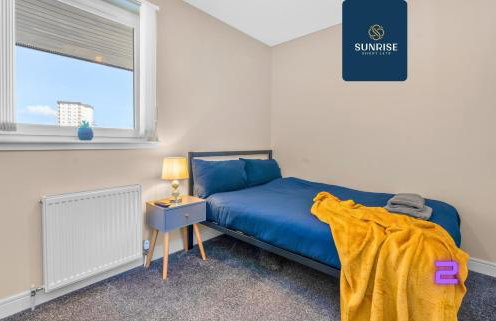 MUIRTON HOUSE - INVOICE and REDUCED PRICE only via SUNRISE SHORT LETS DUNDEE, 4 Bed House, 4 Car Parking, 2 Baths, 5 Smart TVs, Fully Equipped Kitchen, Large Dining and Living Space, Rear Garden, Free WiFi, and ONLY 9 Mins to STANNERGATE Ports - Foto 5