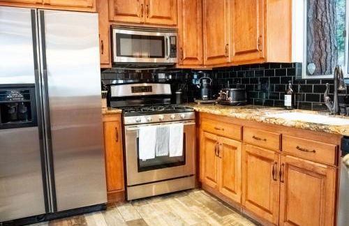 The Mighty Pines Retreat + Large Patio + BBQ+View! - Foto 11