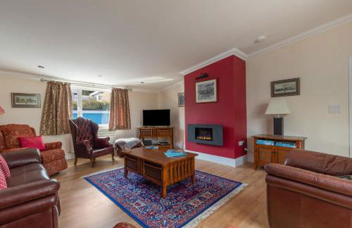Sunningdale - Beach Side Cottage, Sea Views, Parking - Photo 2