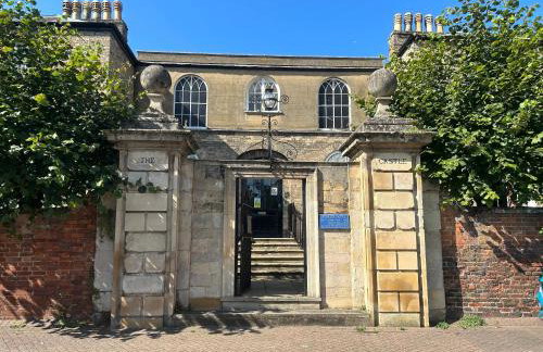 Park View is a beautiful whole entire house close to town centre, sleeps 8 in 4 rooms, 2 doubles and 4 single beds with 2 shower rooms, available for holidays, insurance stays, trades people, contractors, pets welcome - Foto 53