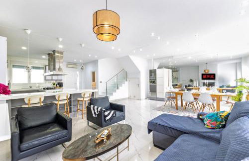 Casa Familiar 9 Pax, Smart TV, Centro, Playa, Café, AC - Foto 1