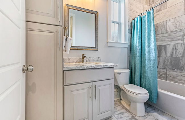 Chic 4 BR Condo - Large Pool - Perfect Location - Photo 25