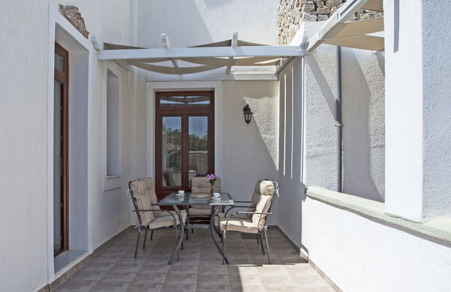 Birds Villa Apartments with Heated Pool - Including Car and Breakfast - Photo 15