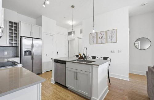 Skyline Retreat - Free Parking, Pool, Balcony - Foto 53