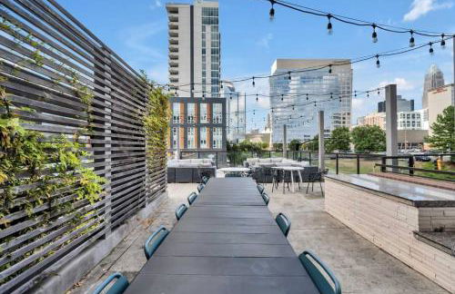 Skyline Retreat - Free Parking, Pool, Balcony - Foto 13