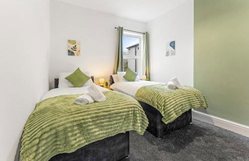 Comfortable 4 Bed Home - Free Parking & Fast WiFi - Foto 16