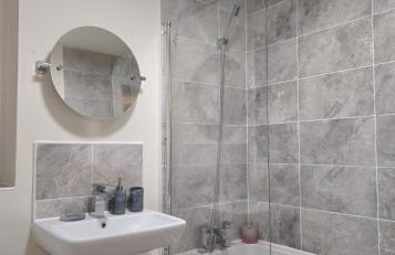 Modern Comfy 3 Bed Home - Free 2 space driveway - Free road parking - Free Netflix - Foto 17