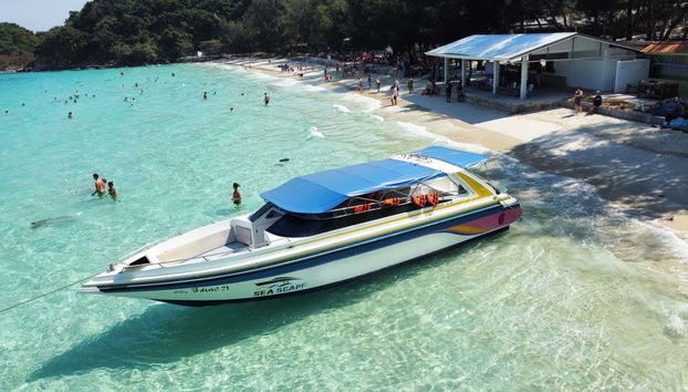 Lancha durante a atividade