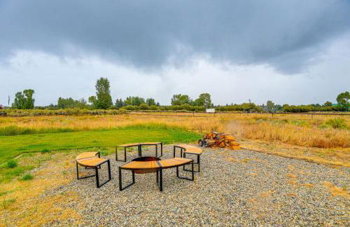 Pinedale Getaway Near Hiking, Skiing and Lakes! - Photo 3