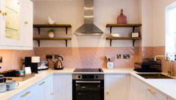 Chic, immaculate Warwick apartment sleeps 4,2 bathrooms, free private parking, easy walk to Warwick, canal-side pub on doorstep - perfect for family breaks, the races or work stays - Foto 3
