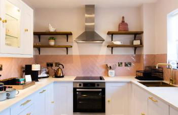 Chic, immaculate Warwick apartment sleeps 4,2 bathrooms, free private parking, easy walk to Warwick, canal-side pub on doorstep - perfect for family breaks, the races or work stays - Foto 3