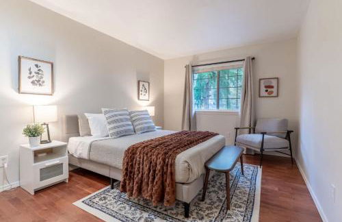 Spacious & Serene 6-Br Family Retreat in Kirkland - Photo 53