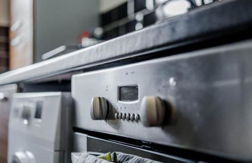 Charming House with Free Parking - Photo 36