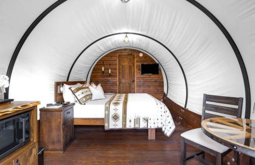 Secluded Luxury Wagon with Pond, King Bed, Full Bath, Patio - Foto 4