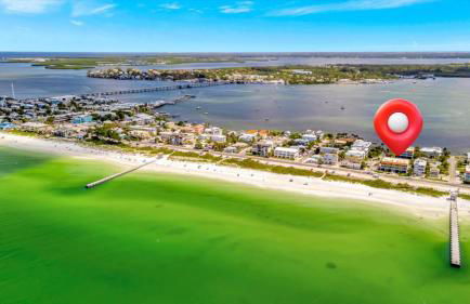 Cheerful Pelican on Anna Maria Island - Photo 2