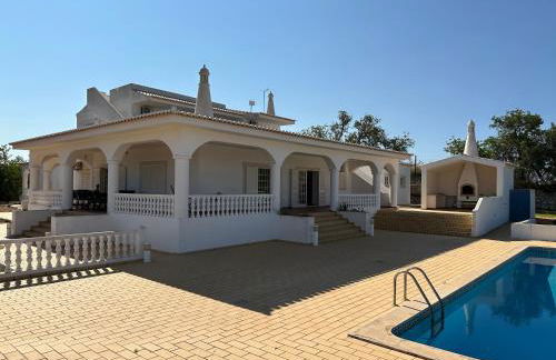 BnB Homes Luxurious Villa Stardust with Swimming pool & BBQ for Family Fun - Foto 31