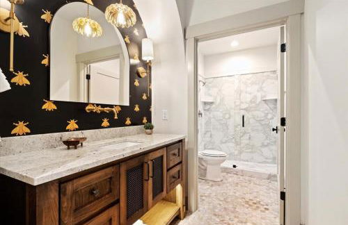 The Bee Room - Cozy Retreat on Midway Main Street - Photo 5