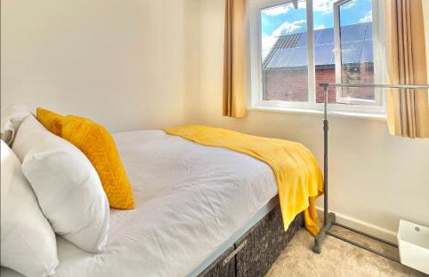 Furzton - Modern Home and Garden, Free Private Parking, TV, Sleeps 6 Guests - Photo 3