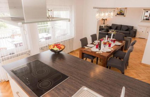 Beautiful Home In Dugo Selo With Wifi - Foto 24