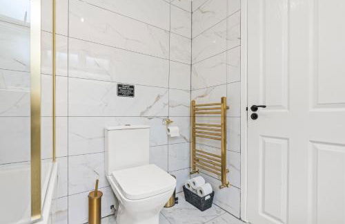 Free Parking ,Modern 4 bedrooms 10min from Birmingham city centre ideal for contractors ,Groups and Families - Photo 13