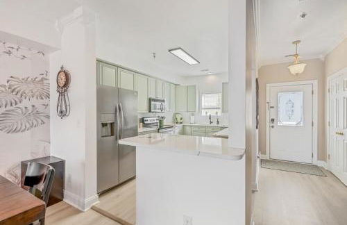 Sunset Serenity!!-Tropical Waterfront Oasis-Huge Private Patio-10Min to KingSt & Beaches - Foto 4