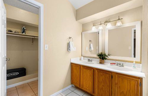 Peaceful West: 4BR Dusk Haven - Foto 24