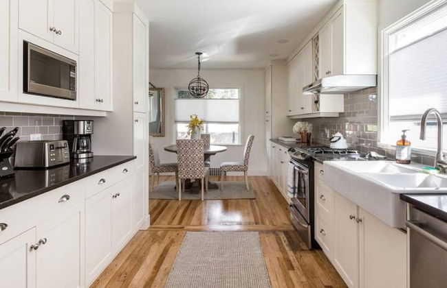 Gorgeous Bungalow With a Backyard Deck - Photo 7