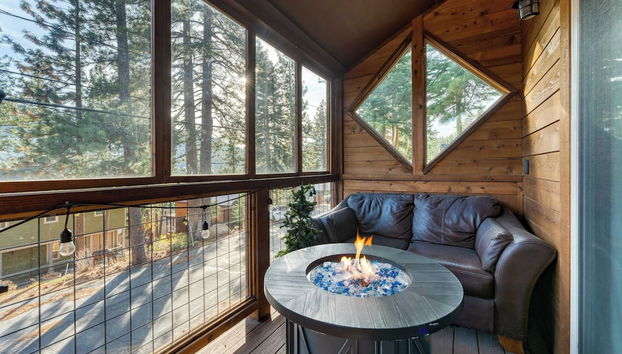 Denton by Avantstay Hot Tub, Deck w/ Fire Pit Near Skiing & Lake! - Foto 3, Interior